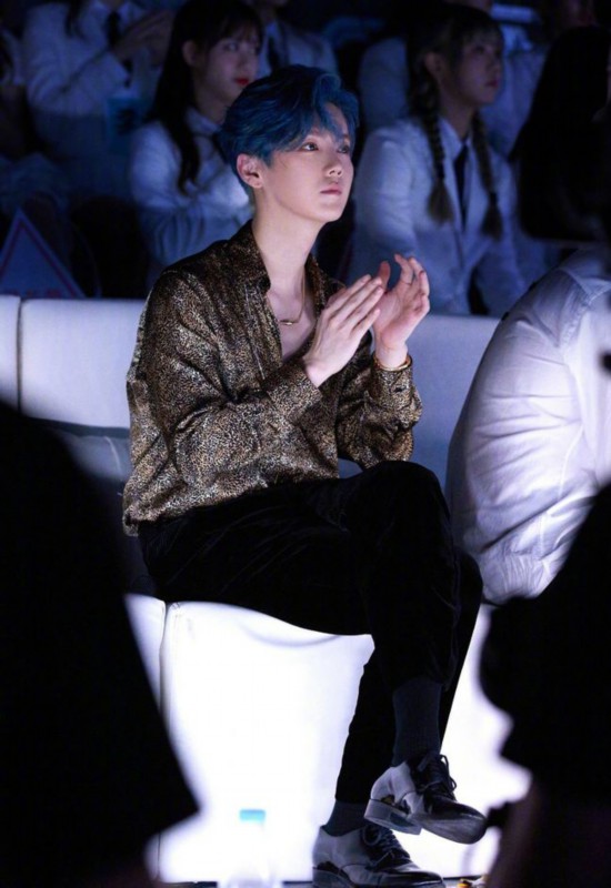 玩通宵|工作室回应鹿晗跟好友酒吧通宵 私人时间正常社交