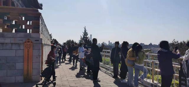 游客可|人挤人!五一首日故宫游客爆满 5天门票早已售罄