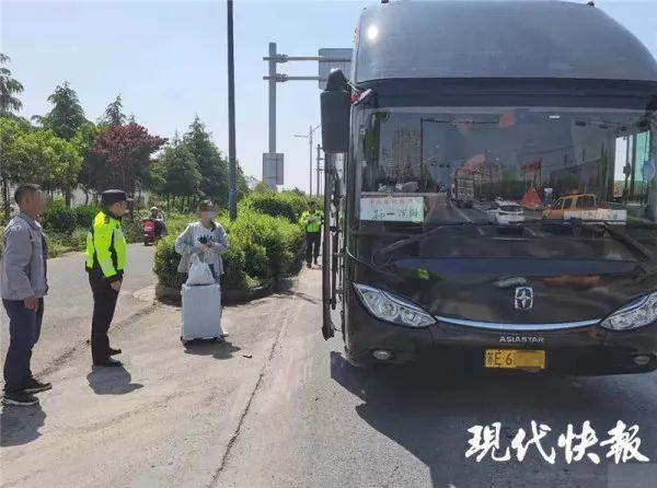 惊!女子打电话报警求助:我被困大巴车行李舱里