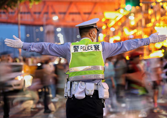 洪崖洞|实力宠粉！人山人海，重庆洪崖洞为游客封路封桥