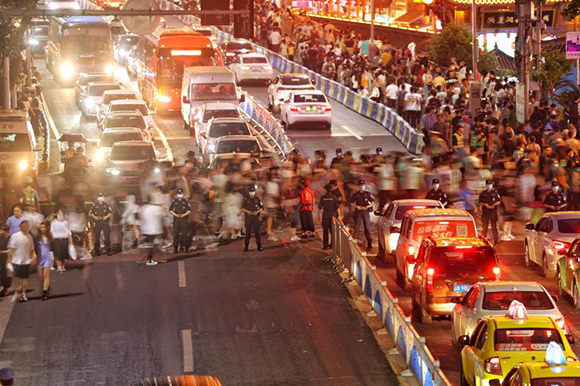 洪崖洞|实力宠粉！人山人海，重庆洪崖洞为游客封路封桥