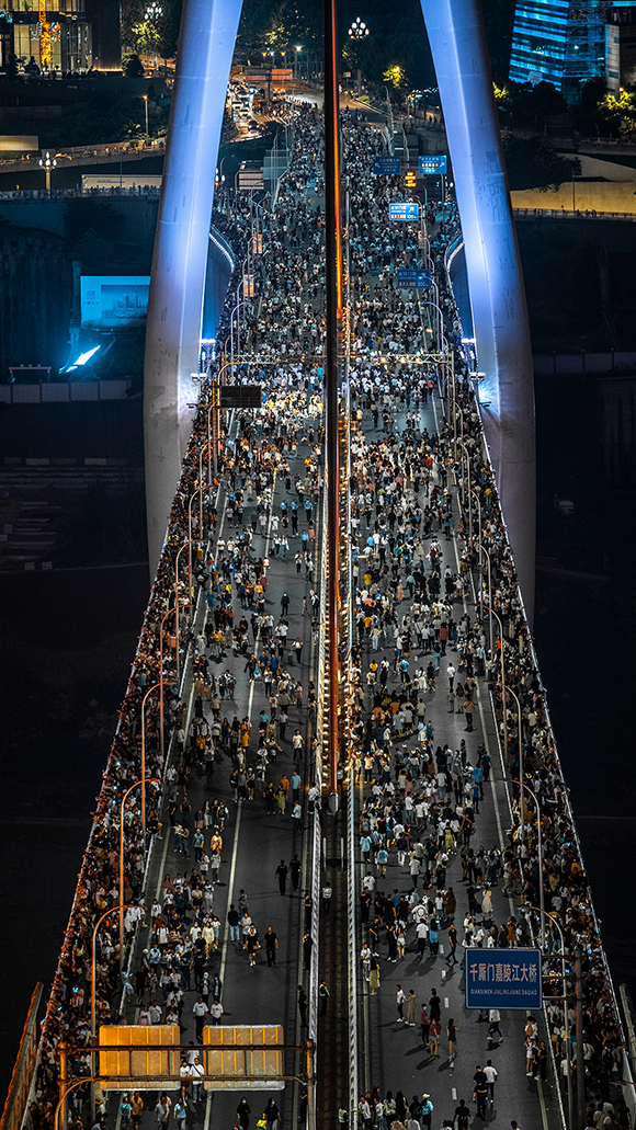 洪崖洞|实力宠粉！人山人海，重庆洪崖洞为游客封路封桥