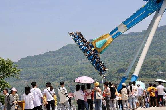 洪崖洞|实力宠粉！人山人海，重庆洪崖洞为游客封路封桥