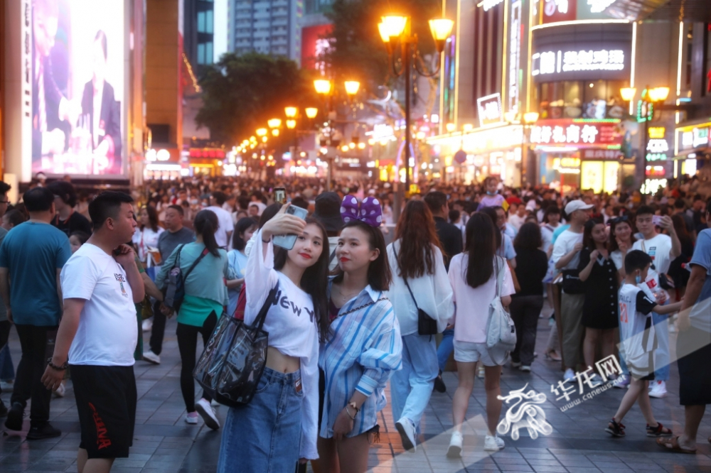 洪崖洞|实力宠粉！人山人海，重庆洪崖洞为游客封路封桥