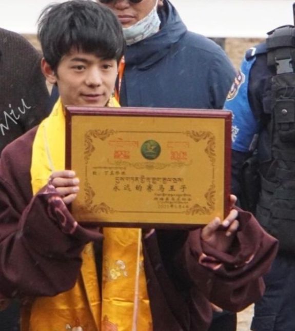 出声|丁真获理塘永久赛马王子奖 县委书记亲自颁奖