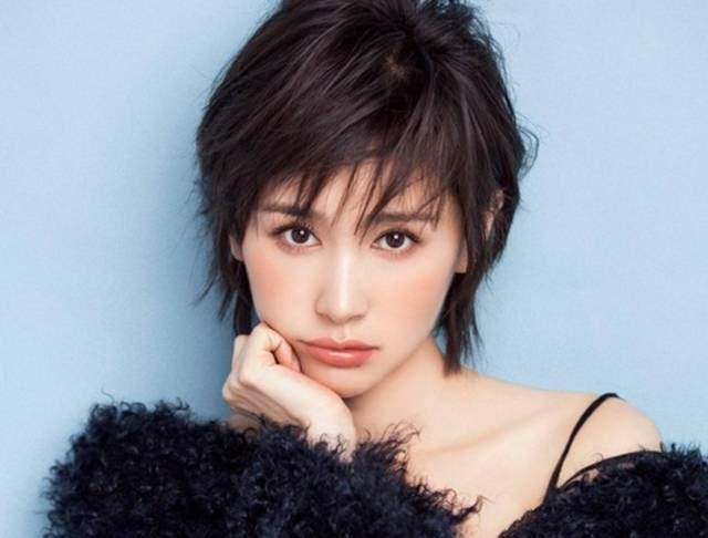 耍大牌|助理跪地给王子文穿鞋引争议 是正常工作还是伺候式服务？