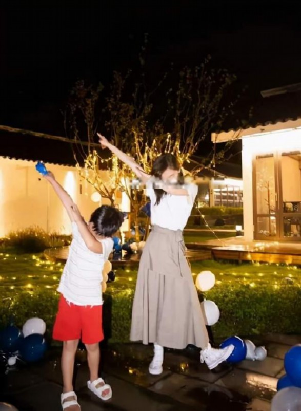 耍大牌|助理跪地给王子文穿鞋引争议 是正常工作还是伺候式服务？