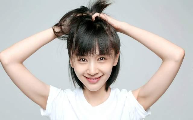 耍大牌|助理跪地给王子文穿鞋引争议 是正常工作还是伺候式服务？