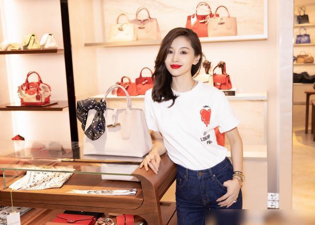 耍大牌|助理跪地给王子文穿鞋引争议 是正常工作还是伺候式服务？