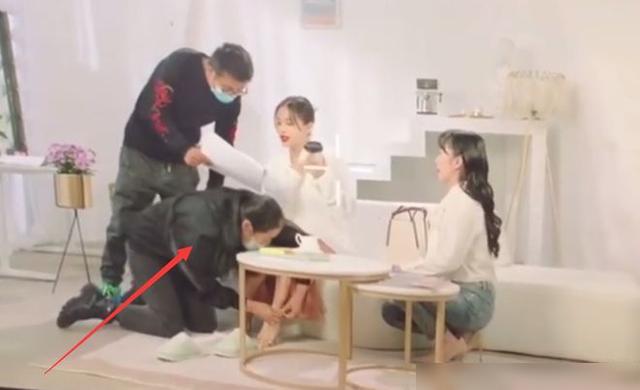耍大牌|助理跪地给王子文穿鞋引争议 是正常工作还是伺候式服务？
