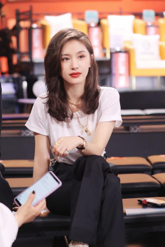 耍大牌|助理跪地给王子文穿鞋引争议 是正常工作还是伺候式服务？