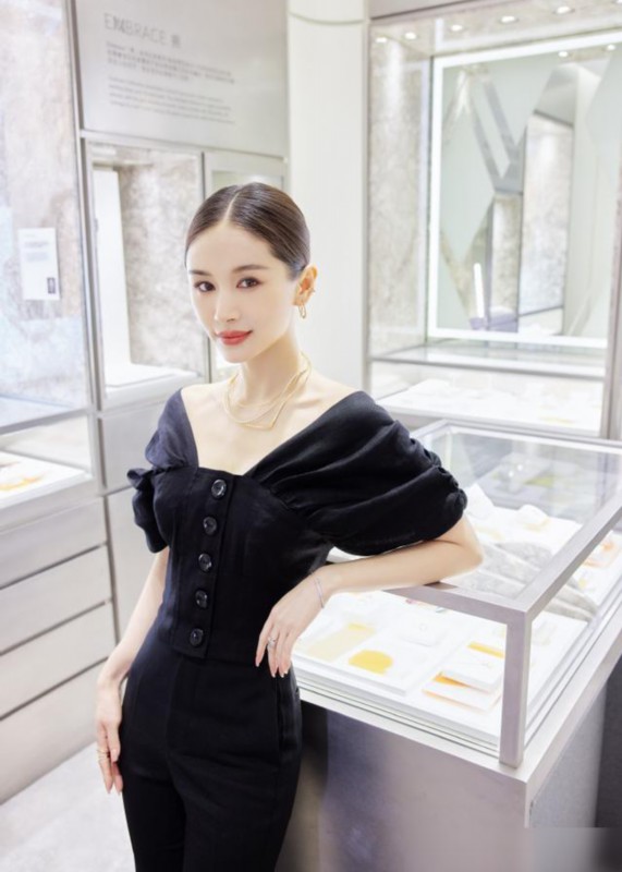 耍大牌|助理跪地给王子文穿鞋引争议 是正常工作还是伺候式服务？