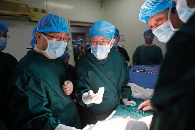 吴孟超|吴孟超遗体身覆党旗鲜花丛中安眠 网友：国士无双