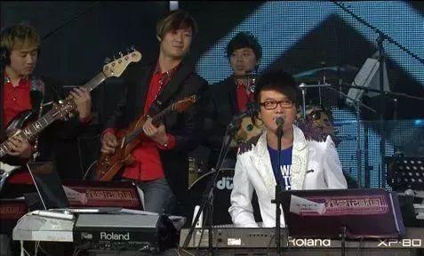 我爱记歌词|前《我爱记歌词》领唱跳楼去世 最后一条微博还在聊音乐