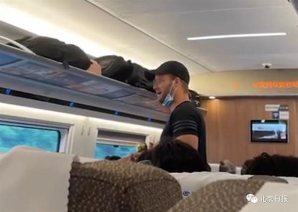 喝酒|官方回应多名外国人高铁上不戴口罩 目击者全程拍下视频