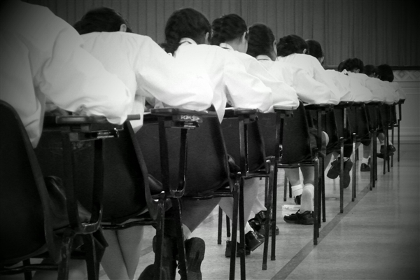 APP|湖北高考生拍数学题上传被认定作弊 网友疑问手机怎么带进去的?图片是怎么发出去的?