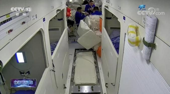 天舟|航天员“太空吃播”来了 网友：像极了边工作边吃饭的你