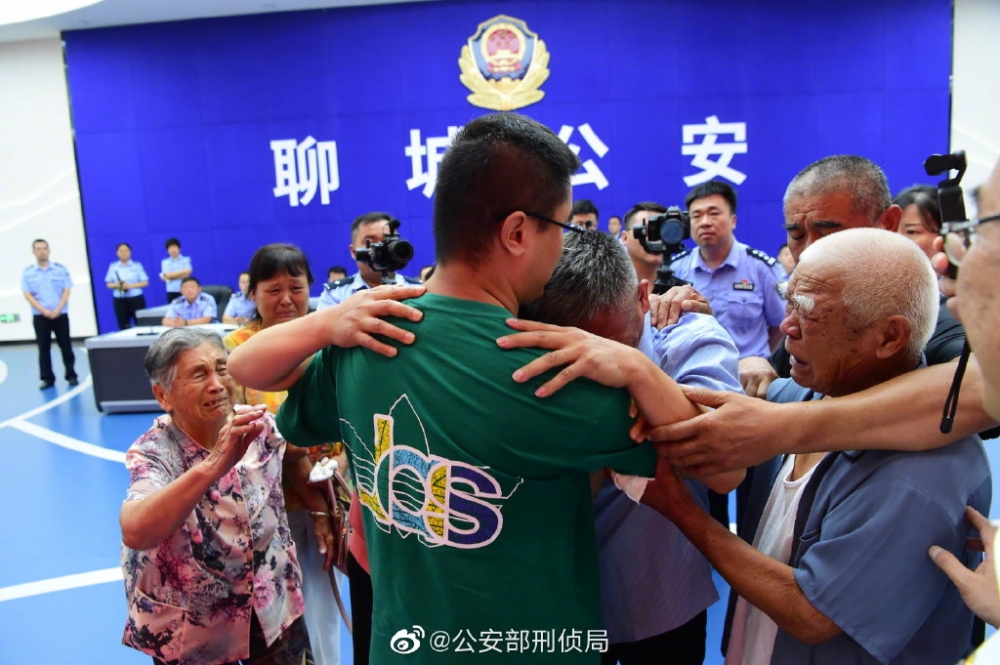 电影|《失孤》原型一家相拥哭成泪人 父亲寻儿24年终于团圆