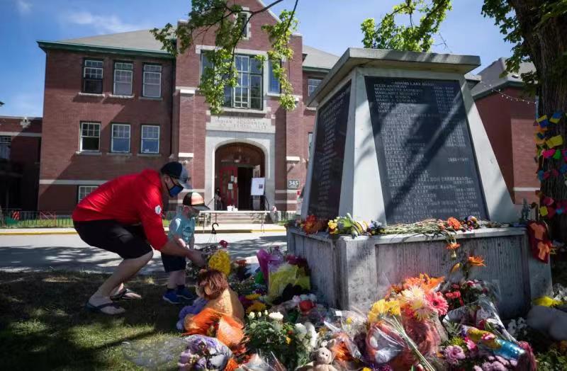 ■或超400具以是！加拿大一寄宿学校旧址又发现200个儿童墓穴