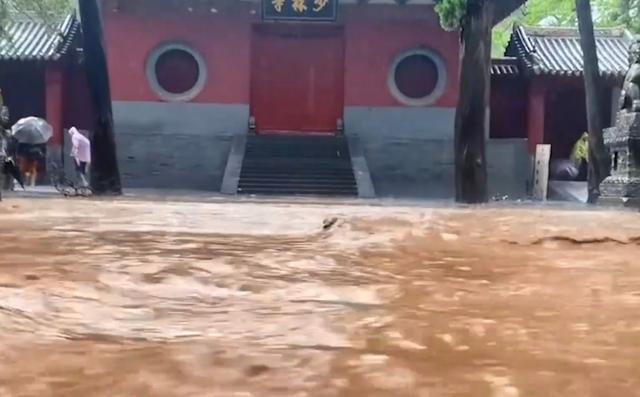 暴雨|少林寺水流成河、龙门石窟水位满溢！河南文物局局长哭了