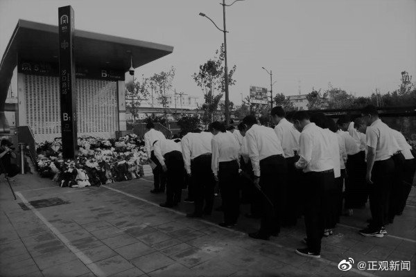 追思|郑州地铁5号线沙口路站设追思处 向逝者敬献鲜花寄托哀思之情