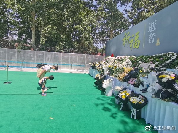 追思|郑州地铁5号线沙口路站设追思处 向逝者敬献鲜花寄托哀思之情