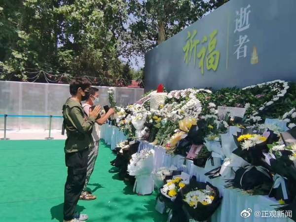 追思|郑州地铁5号线沙口路站设追思处 向逝者敬献鲜花寄托哀思之情