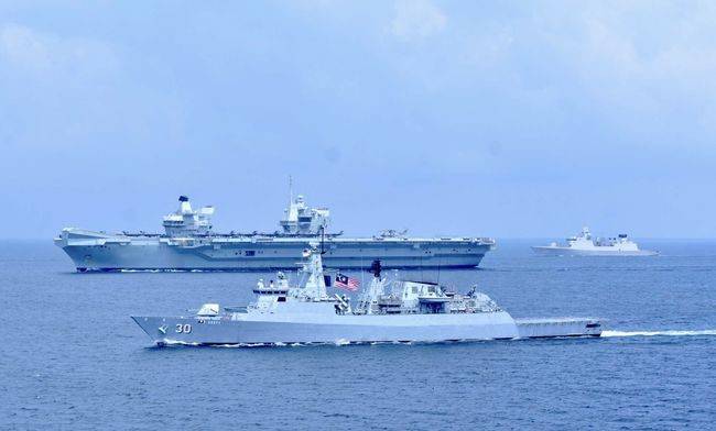 进入南海后，“伊丽莎白女王”号航母与马来西亚海军进行了联合演习。