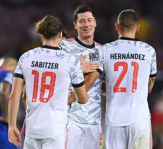 首轮比赛|巴萨全场竟0射正！欧冠：拜仁3-0巴萨，莱万梅开二度