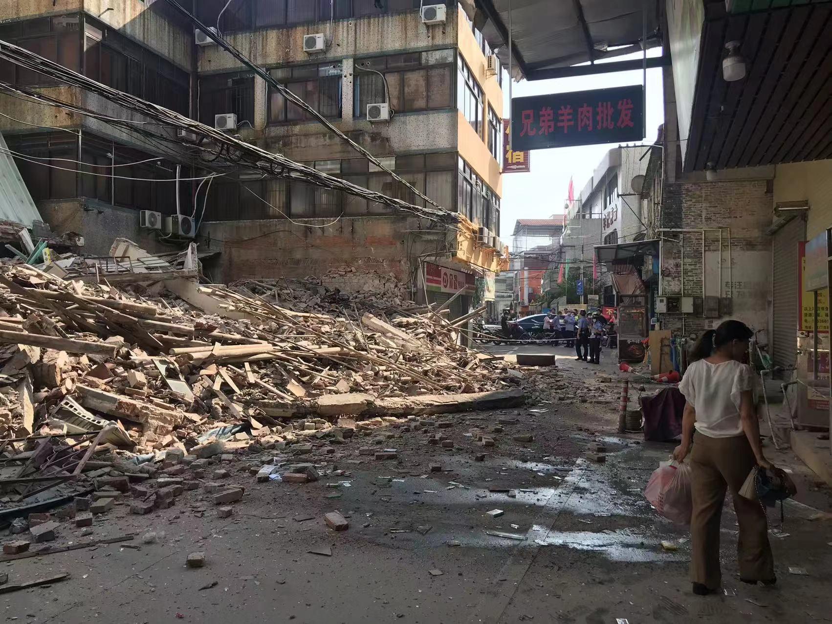 广东一房屋瞬间坍塌 当地这波操作避免了人员伤亡——上海热线新闻频道