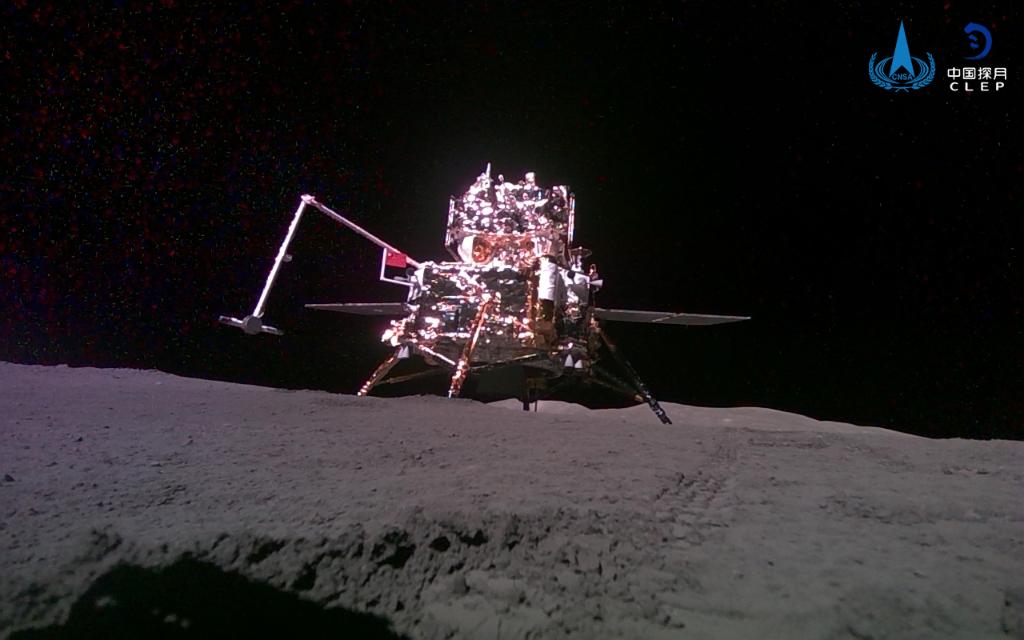6月3日，嫦娥六号携带的“移动相机”自主移动后拍摄并回传的着陆器和上升器合影。新华社发（国家航天局供图）