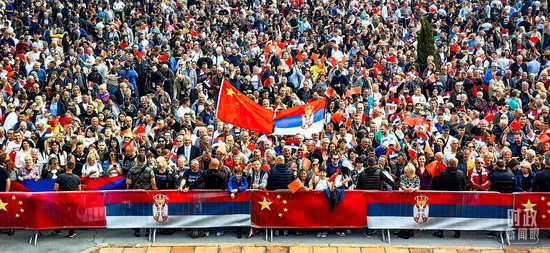  △当地时间2024年5月8日上午，塞尔维亚大厦广场，民众挥舞中塞国旗，欢迎习主席到访。（总台央视记者段德文拍摄）