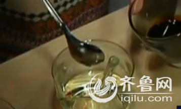 记者用糖浆、酱油和明矾试着勾兑蜂蜜（视频截图）