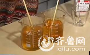 记者勾兑好的蜂蜜，和外面卖的低廉蜂蜜没有不同（视频截图）