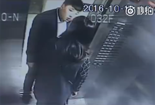 据李女士回忆，她劝阻男子不要在电梯吸烟后，该男子却说：“你管啊，我怎么不能吸烟了？”