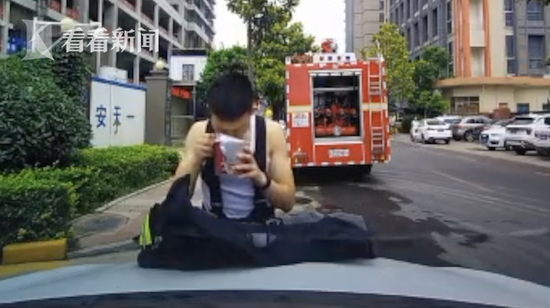 消防员趴引擎盖上吃泡面 网友直呼心疼