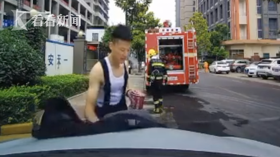 消防员趴引擎盖上吃泡面 网友直呼心疼