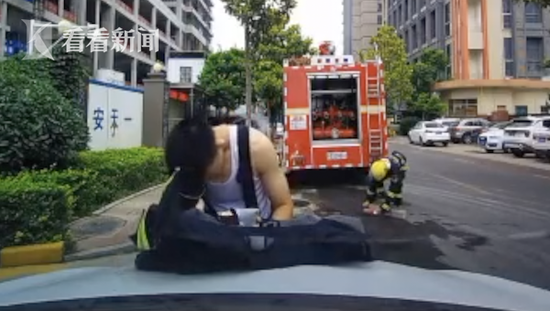 消防员趴引擎盖上吃泡面 网友直呼心疼