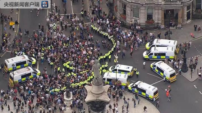 英国30城示威活动 反对首相暂停议会 英国30城示威活动 反对首相暂停议会