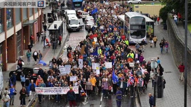 英国30城示威活动 反对首相暂停议会 英国30城示威活动 反对首相暂停议会