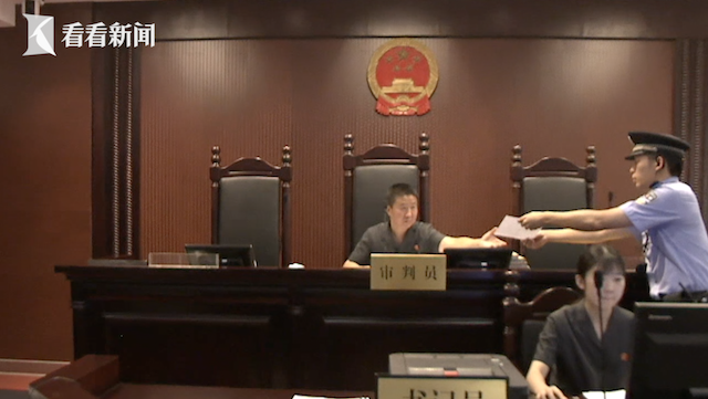 烤肉只点一串！烧烤店刚开业 竟来了25人霸座