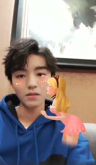 笑喷！王俊凯20岁生日直播时，被软件特效狂吃“豆腐”