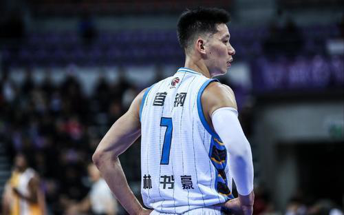 「球迷」林书豪昨晚返回中国，却遭18线演员嘲讽碰瓷