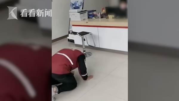 「磕头」送件没打电话！圆通回应快递员给客户磕头道歉：已和解