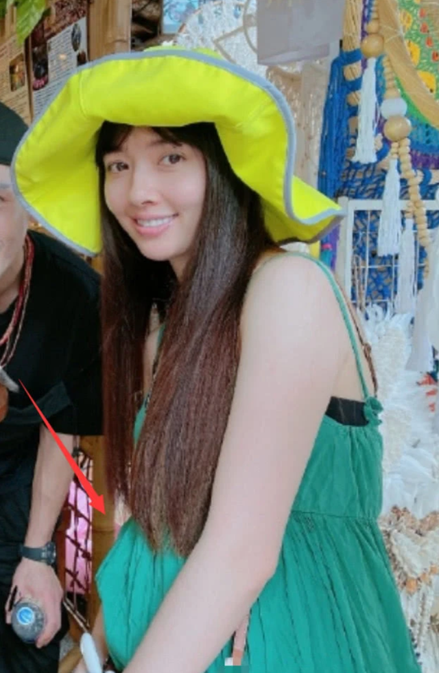 「怀孕」实锤了？小腹明显隆起，郭碧婷再被疑怀孕