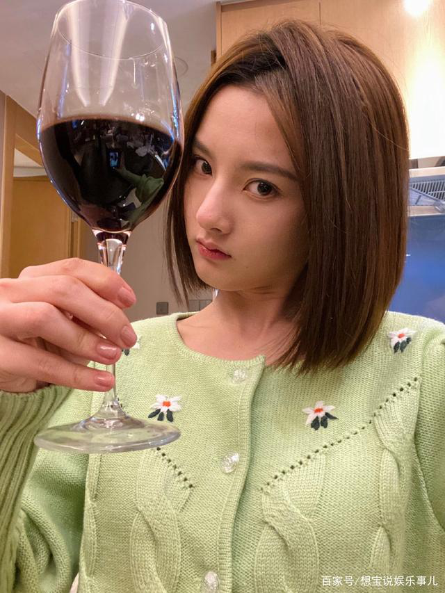 小太妹■喝多了?宋祖儿疑醉酒踢人像“太妹”,当事人称只是打招呼