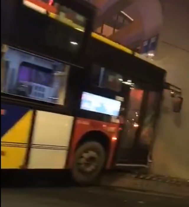 【公交车司机】广州一公交车今晨撞上隧道口,司机抢救无效死亡