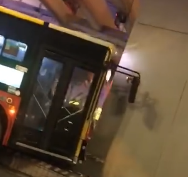 【公交车司机】广州一公交车今晨撞上隧道口,司机抢救无效死亡