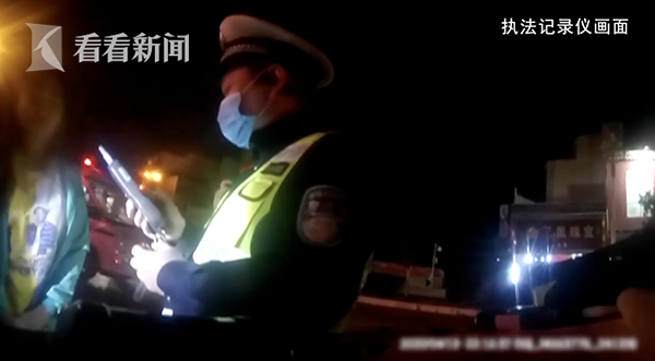 『酒驾』“拍好看点”!女子醉驾被查 全程撒娇还比剪刀手