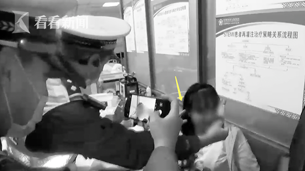 『酒驾』“拍好看点”!女子醉驾被查 全程撒娇还比剪刀手